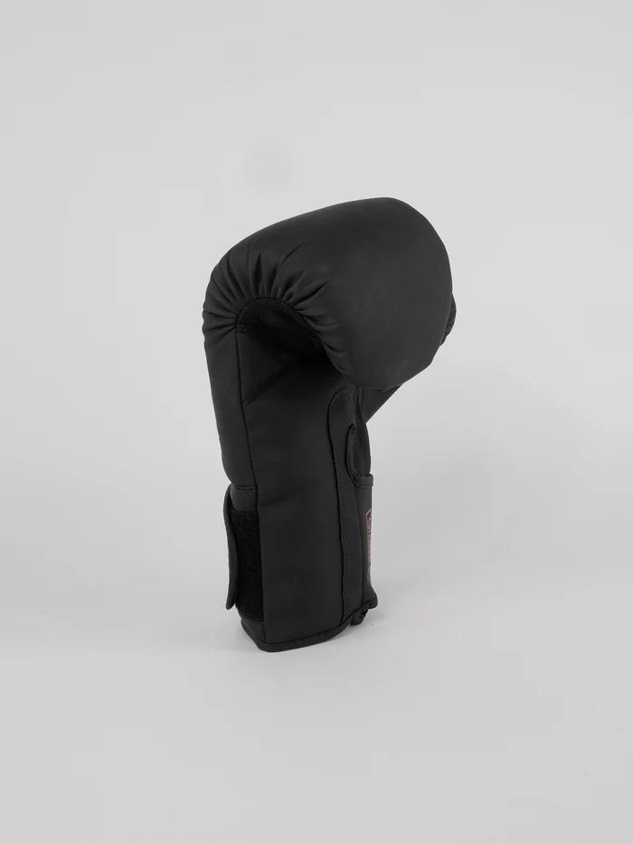 Vista da palma das luvas Metal Boxing Starter pretas e vermelhas, ajuste anatômico