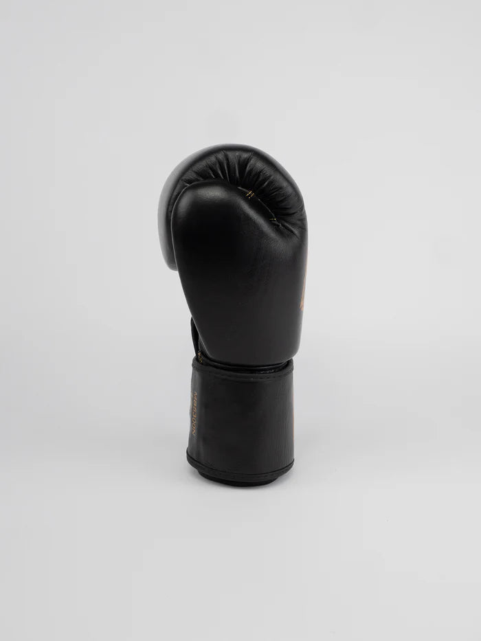 Sidovy av Metal Boxing Thai Series-handskarna, detalj av den förstärkta manschetten och kardborrebandet