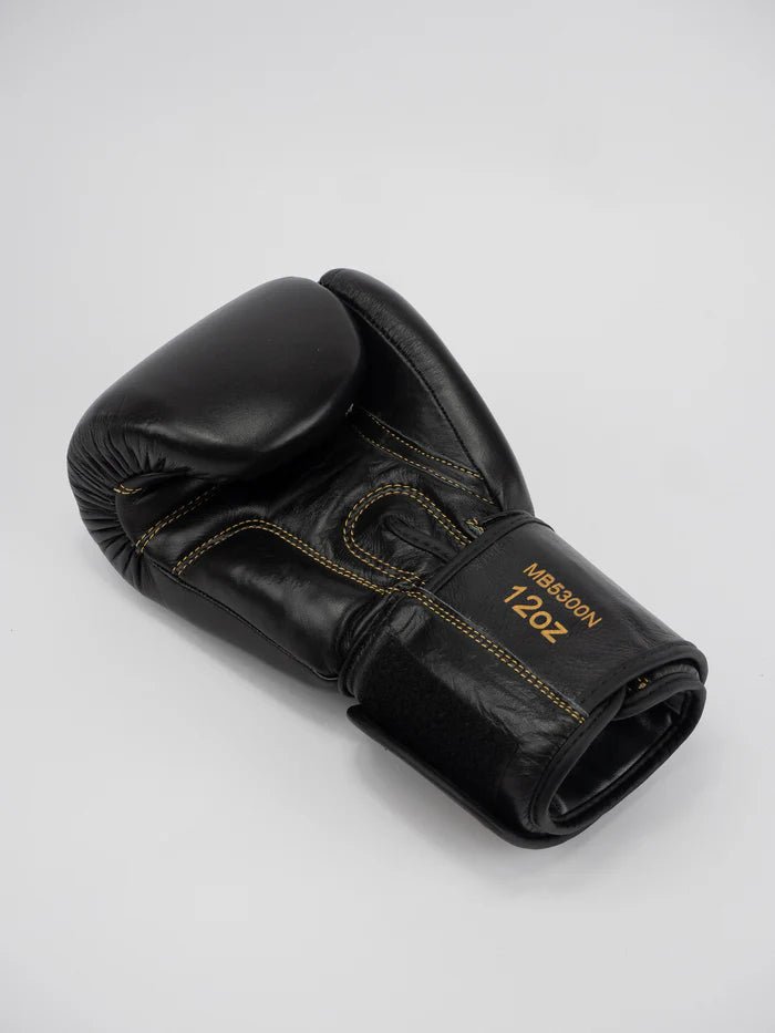 Utsikt över läderhandskarna i Metal Boxing Thai Series, med fokus på ergonomi