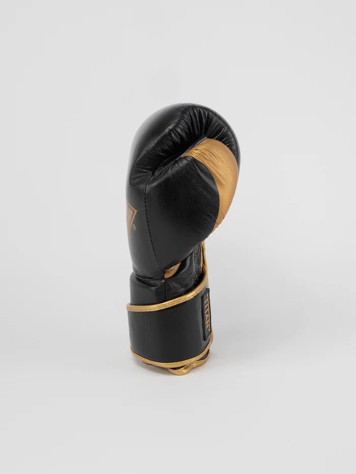 Sidovy av svart guld Metal Boxing Titan handske, tumstödsdetalj