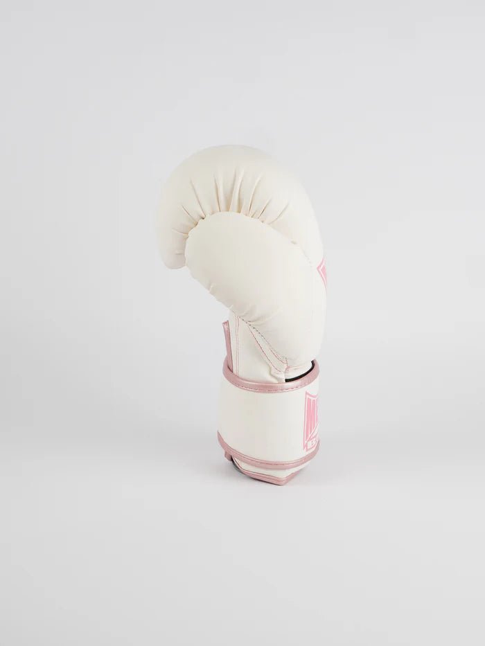 Zijaanzicht van Metal Boxing MB200-handschoenen, roze afwerkingsdetail en klittenbandsluiting