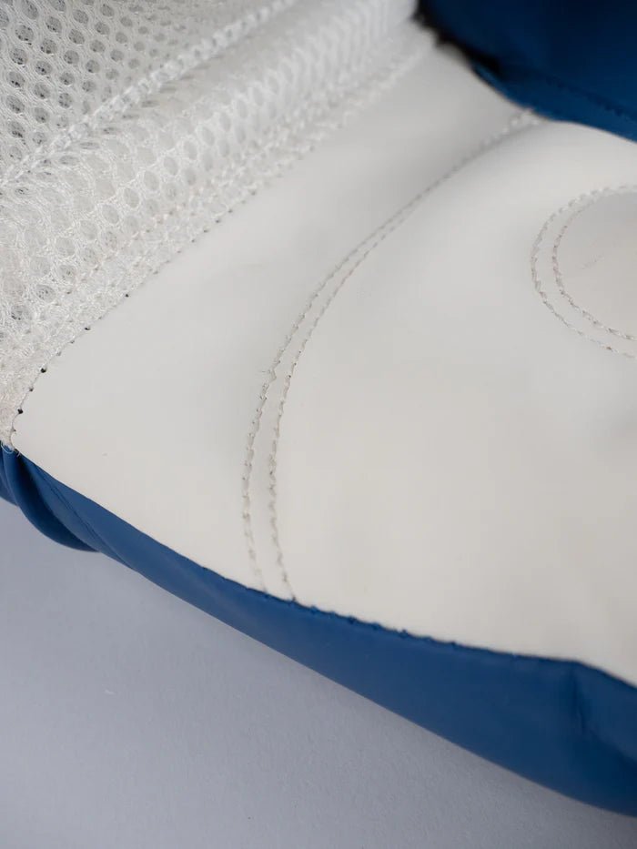 Geventileerd handpalmdetail met WindTec-technologie blauwe metalen bokshandschoenen