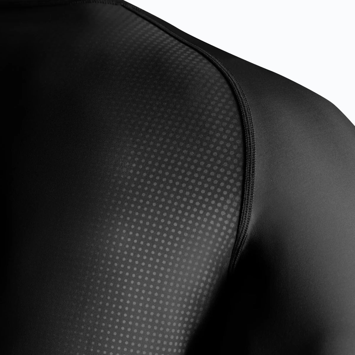 Rückansicht Hayabusa Core technischer Rashguard, schwarze Farbe.