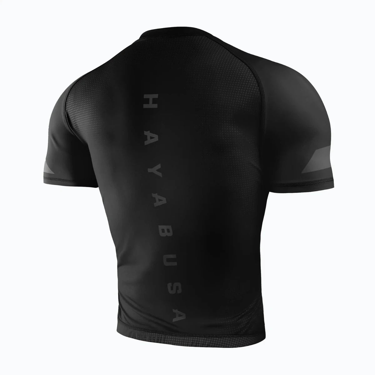 Hayabusa-Logodetail und flache Nähte auf schwarzem Rashguard.
