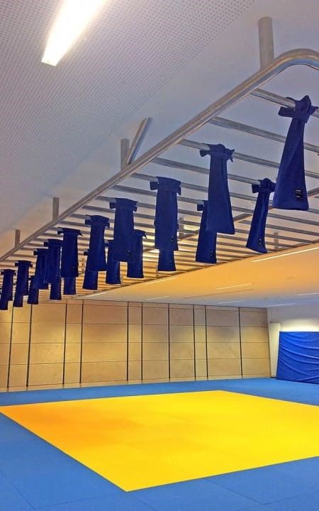 Par de tênis Judo Grip com alça Moskito pendurado em uma barra pull-up
