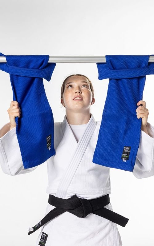 Atleta que usa o Judo Grip Trainer com casa de botão Moskito para flexões e fortalecimento de pegada
