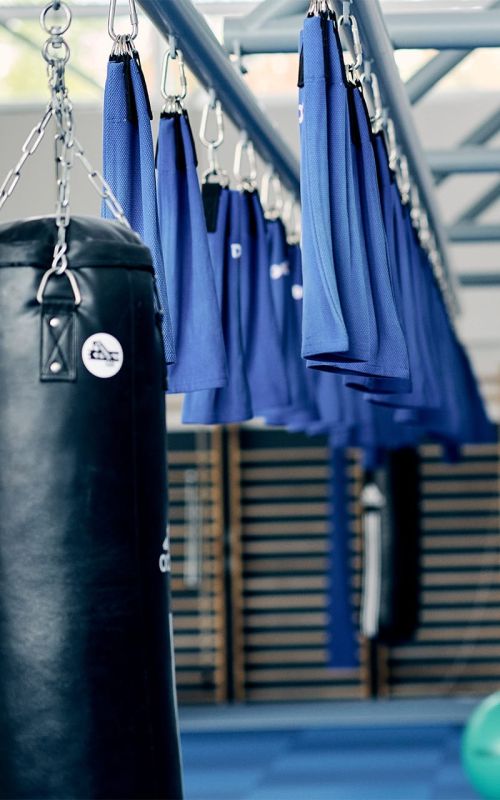Paar Moskito Gym Judo Grip Trainer, die im Kraftraum für Zugübungen hängen