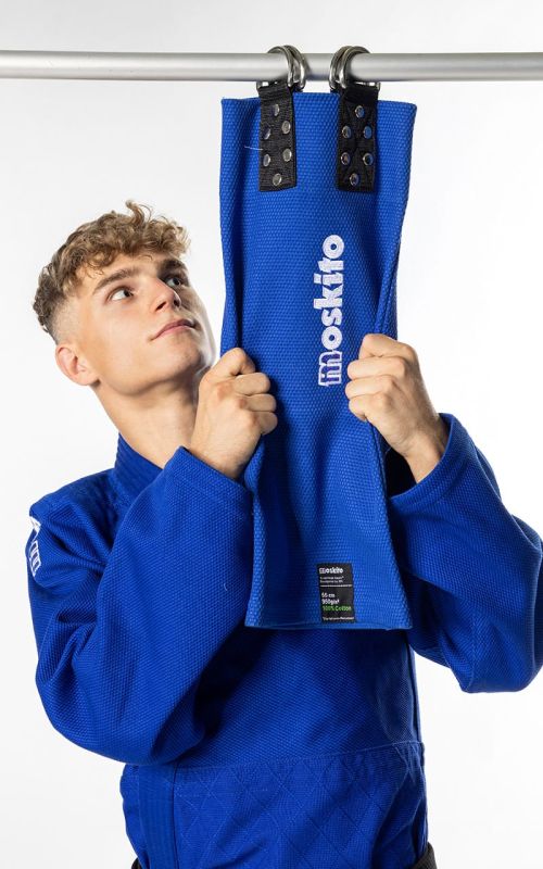 Atleta che si allena con il Judo Grip Trainer Moskito Gym per potenziare gli avambracci