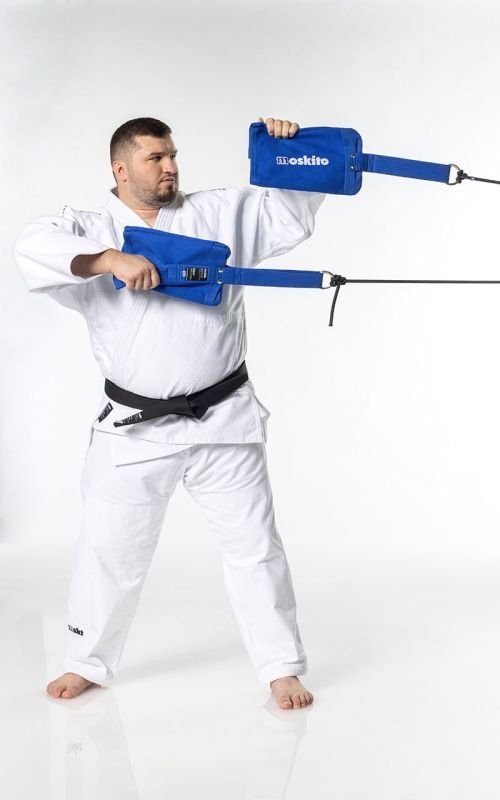 Atleet die de blauwe Judo Grip Trainer Moskito Multi gebruikt voor functionele griptraining
