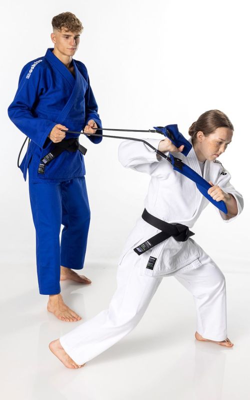 Niños y jóvenes entrenando con el Judo Grip Trainer Moskito Uchi Komi Triangle para mejorar su agarre