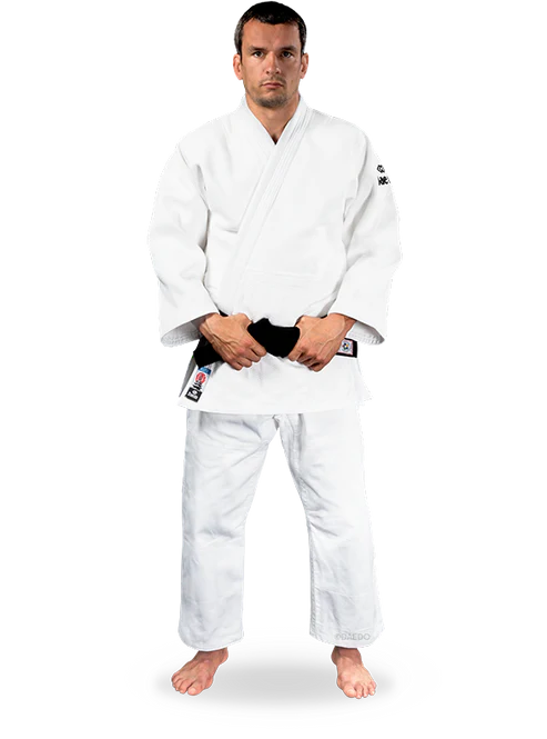 Judogi Daedo Elite bianco 690 gsm vista frontale completa di giacca e pantalone per competizioni.