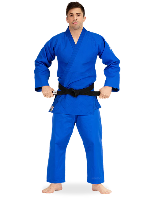 Judogi Daedo Elite blauw 690 gsm vooraanzicht voor professionele atleten en officiële wedstrijden.