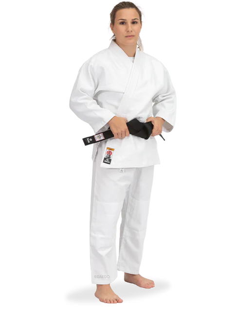 Judogi Daedo Gold 525 gsm in cotone e poliestere bianco ottico completo di giacca e pantalone.