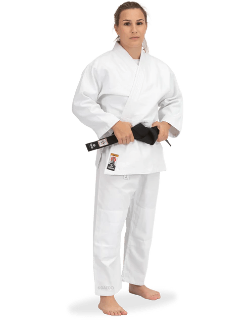 Judogi Daedo Gold 525 gsm in optisch wit katoen en polyester compleet met jas en broek.