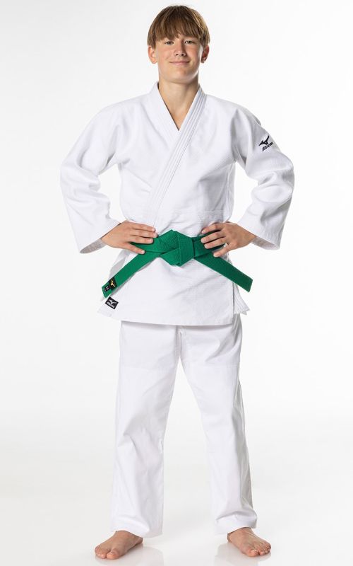 Atleta indossa Judogi Mizuno Hayato bianco vista laterale con focus sul taglio ergonomico della giacca.