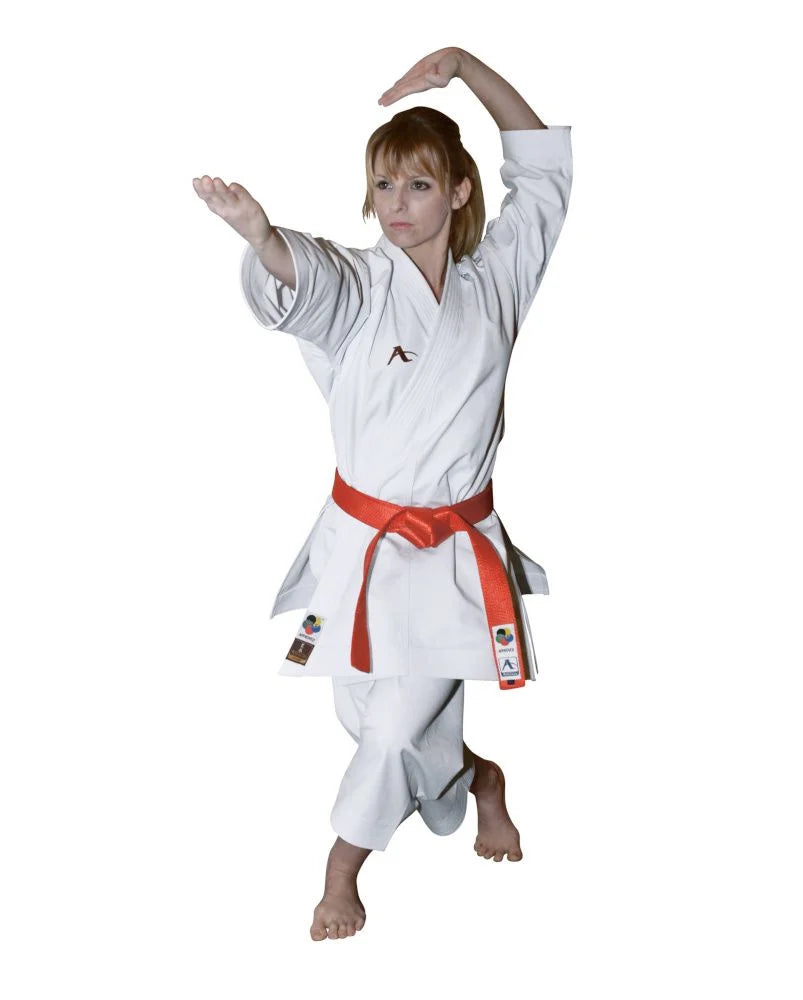 Widok z przodu na karategi Arawaza Amber Evolution WKF zatwierdzone do zawodów kata