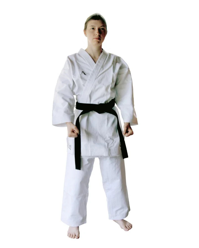 Vista frontale del karategi Arawaza Kata Deluxe omologato WKF con taglio specifico kata
