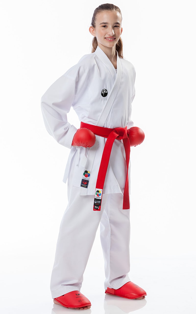 Vista laterale del Karategi Tokaido Kumite Master Junior che mostra il taglio dinamico e l'etichetta WKF