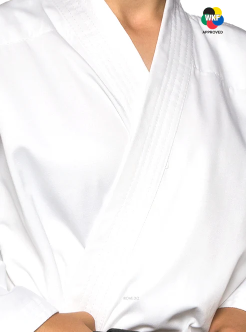 Taglio con gonna lunga e spacchi alti del Karategi Daedo Shodan per massima libertà di movimento.