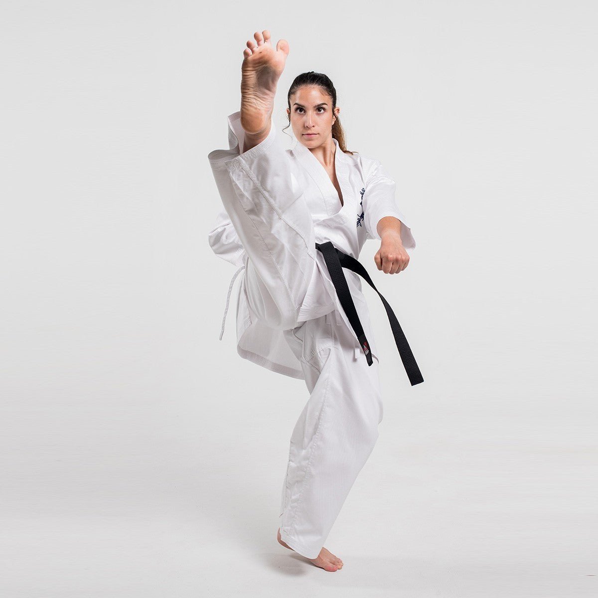 Kimono de antrenament Shinkyokushin Fujimae de karate uzat, vedere frontală uniformă de 9 oz.