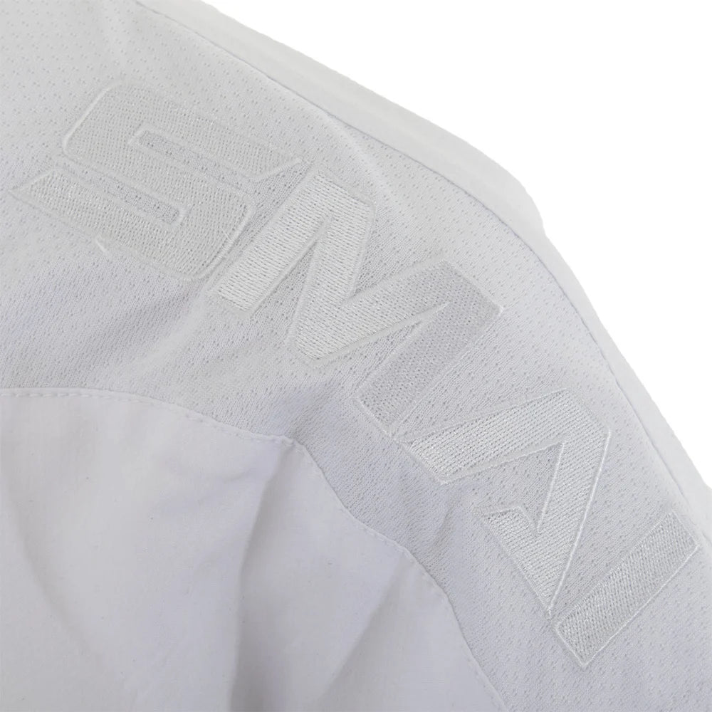 Particolare del ricamo Smai sulla spalla del karategi Smai Jin