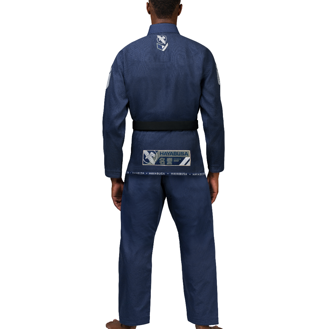 Vista posteriore del Gi blu navy Hayabusa con pantaloni ripstop e giacca rinforzata