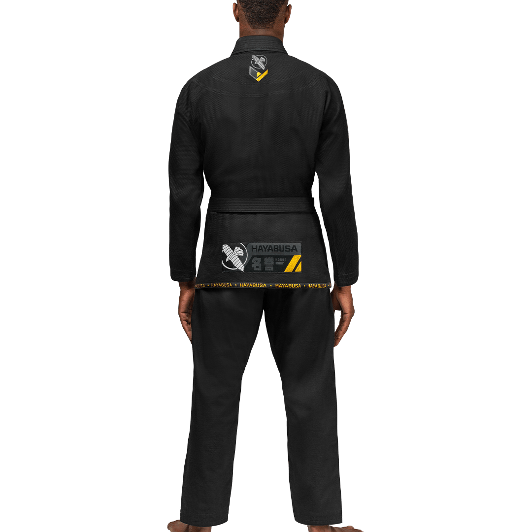 Vedere din spate a Hayabusa Black Gi, evidențiind designul ușor și întăririle