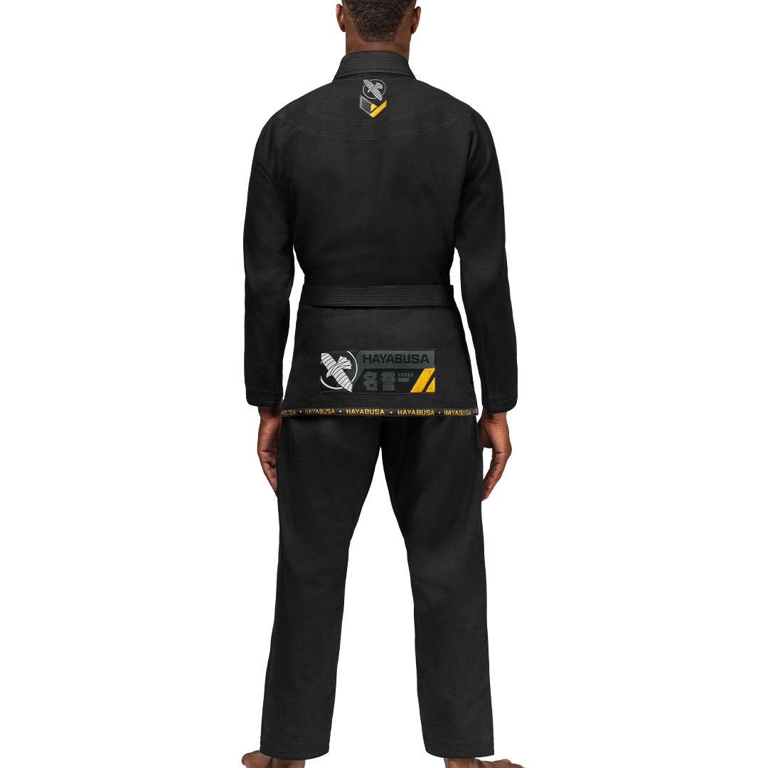 Vista posteriore del Gi nero Hayabusa, evidenziando il design leggero e i rinforzi