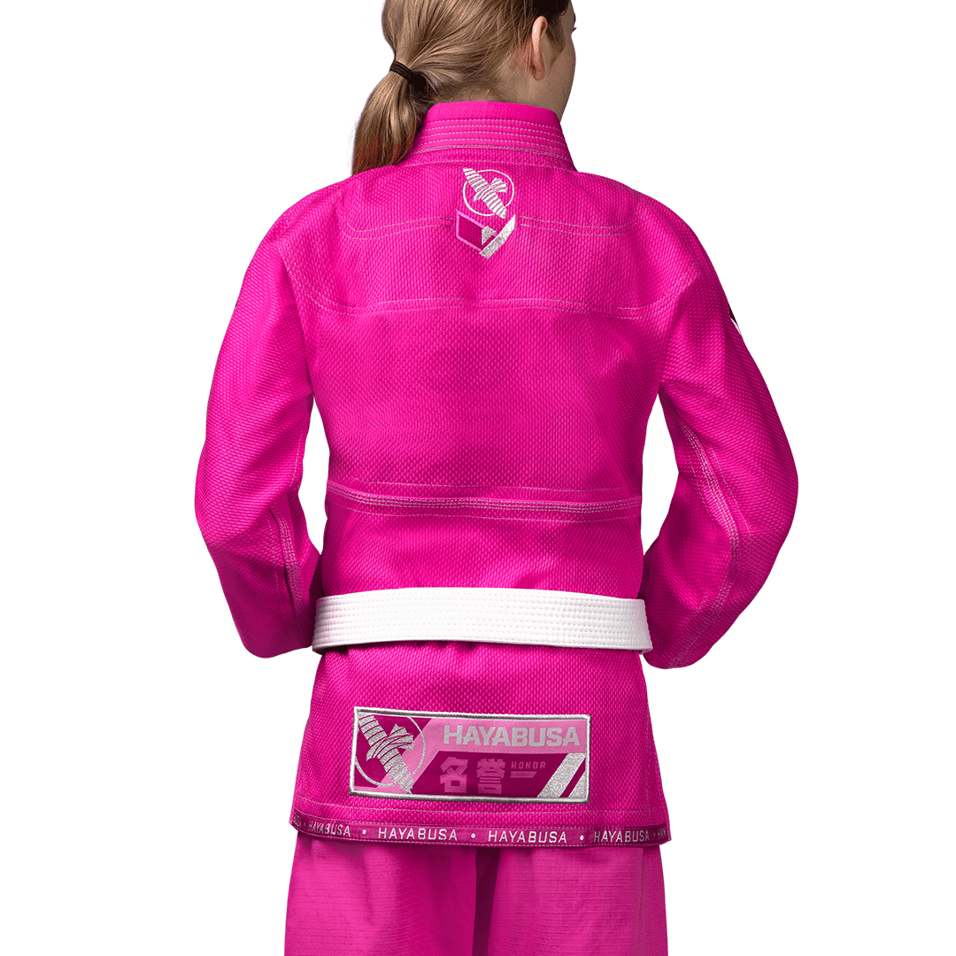 Bakifrån av den rosa Hayabusa BJJ-kimonon med axelförstärkningar