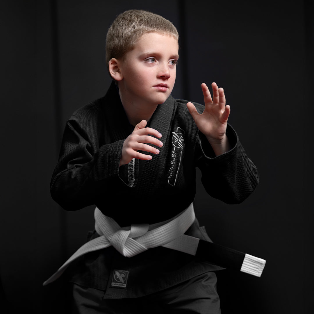 Esempio di utilizzo durante l'allenamento del kimono nero Hayabusa Essential per bambini