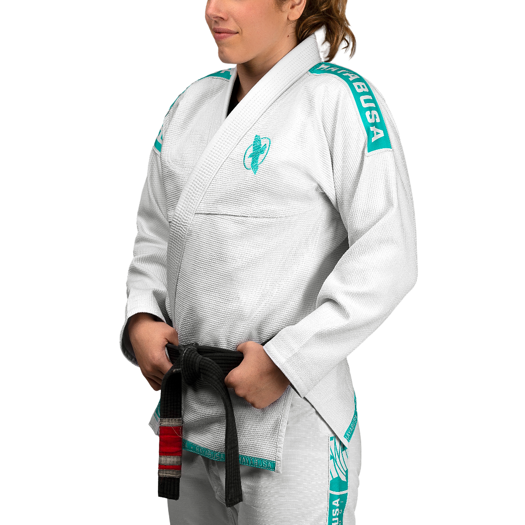 Vista frontale del kimono BJJ Hayabusa Lightweight bianco con ricami color azzurro teal