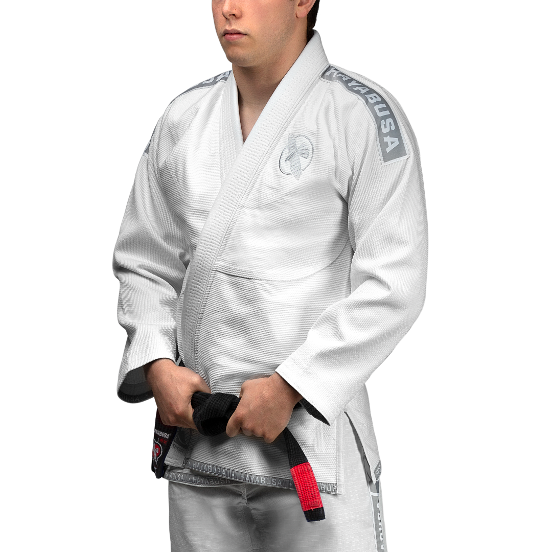 Vista frontale del kimono BJJ Hayabusa Lightweight bianco per competizioni IBJJF