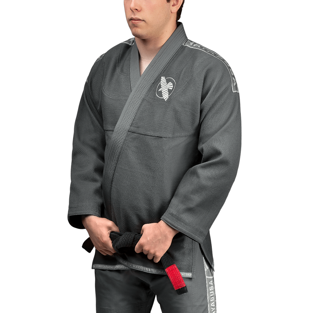 Framifrån av grå BJJ Hayabusa Lättviktskimono med minimalistiska lappar