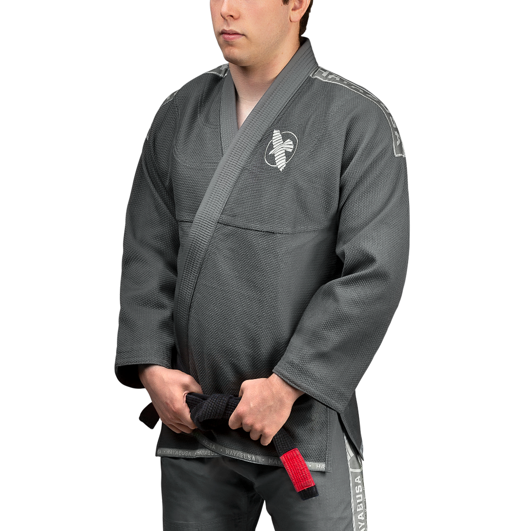 Vista frontale del kimono BJJ Hayabusa Lightweight grigio con patch minimaliste