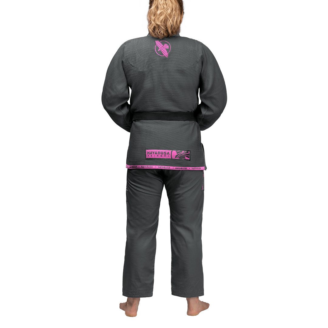 Bakifrån av den grå och rosa Hayabusa Gi, perfekt för kvinnliga idrottare och pojkar