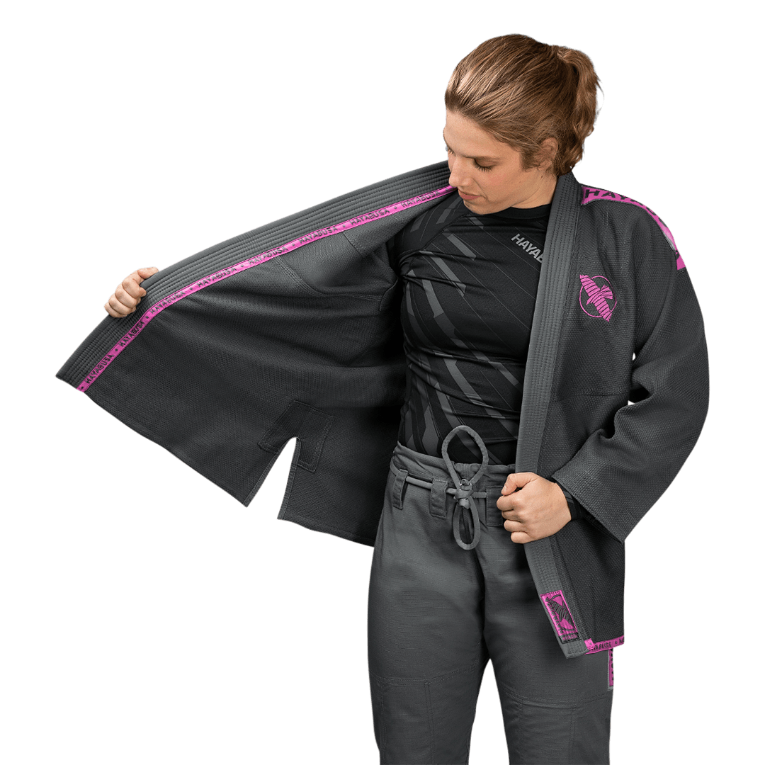 Vista interna del kimono grigio e rosa, dettaglio delle cuciture rinforzate