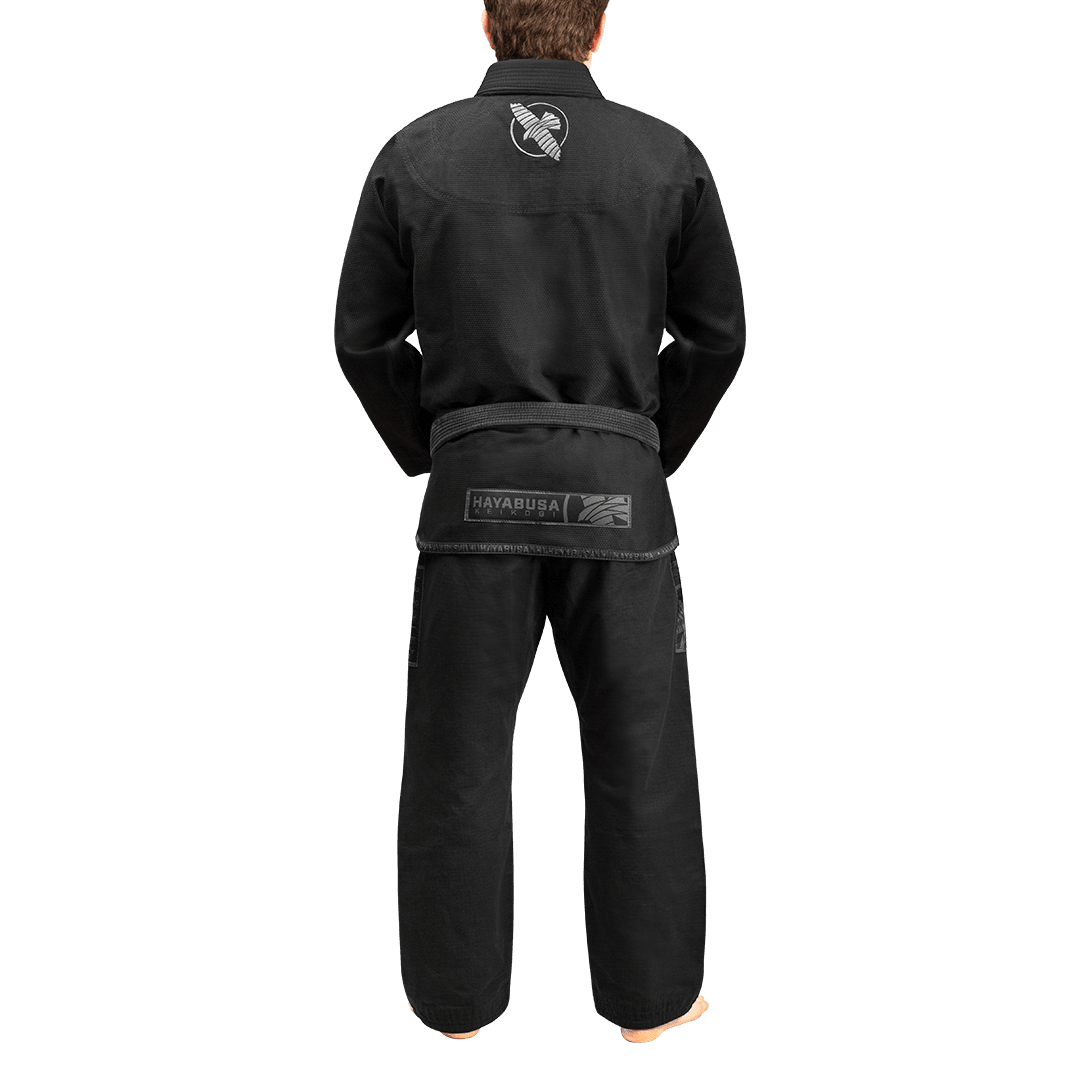 Bakifrån av den svarta Hayabusa Gi som framhäver det ergonomiska snittet