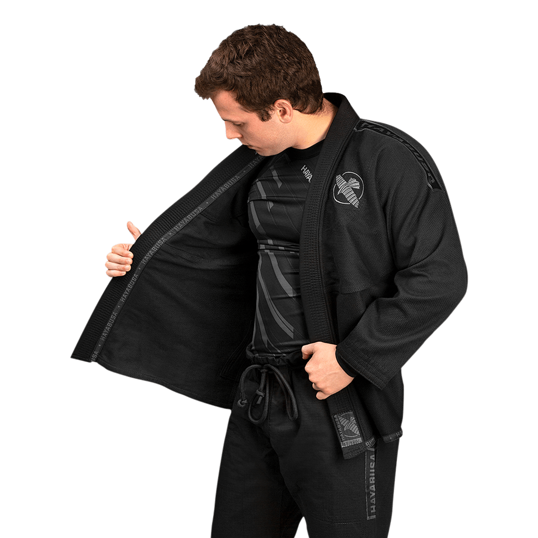 Dettaglio delle etichette e delle cuciture interne del kimono nero Hayabusa