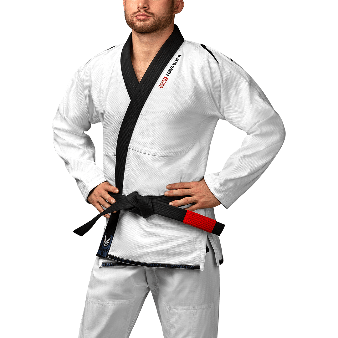 Vista frontal del kimono BJJ Hayabusa Marvel Venom blanco con bordado de simbionte y parches oficiales