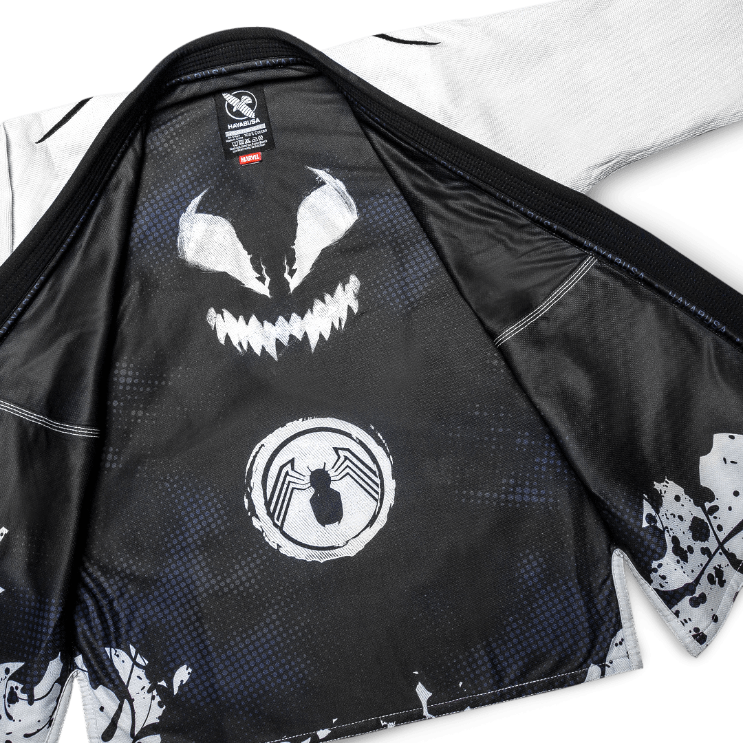 Detalle del forro interno personalizado del kimono Hayabusa Venom con gráficos artísticos del simbionte Marvel