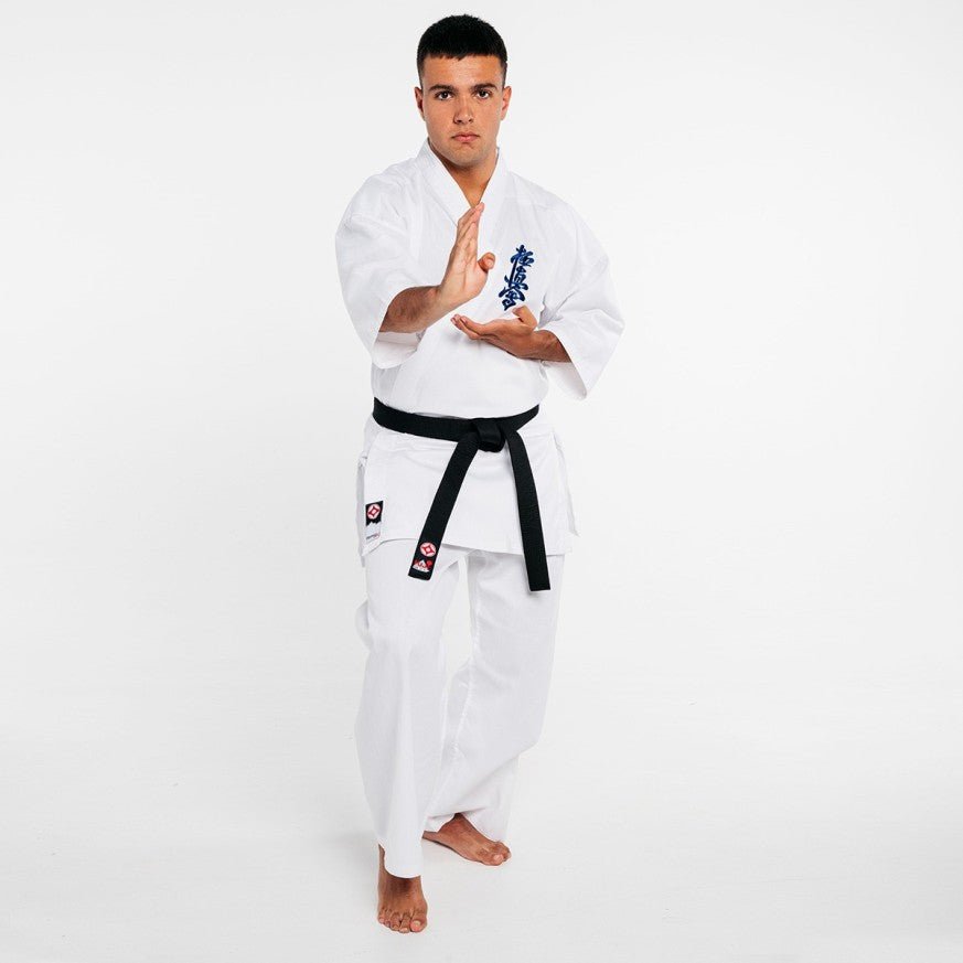 Detailaufnahme des atmungsaktiven 6,5-Unzen-Mischgewebes aus Polyester und Baumwolle.