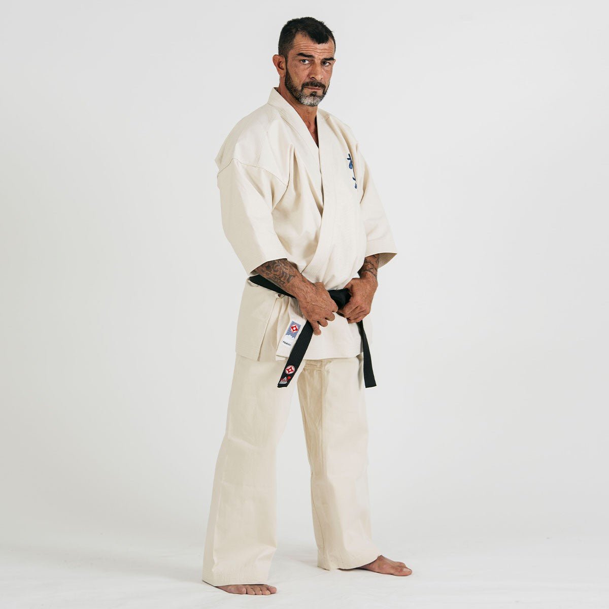 Karate Kyokushin Yantsu Kimono i varianten Traditional White (Raw) i oblekt bomull.