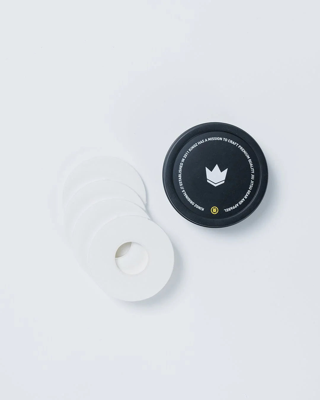Confezione principale di Kingz Finger Tape bianco con 4 rotoli e custodia in metallo