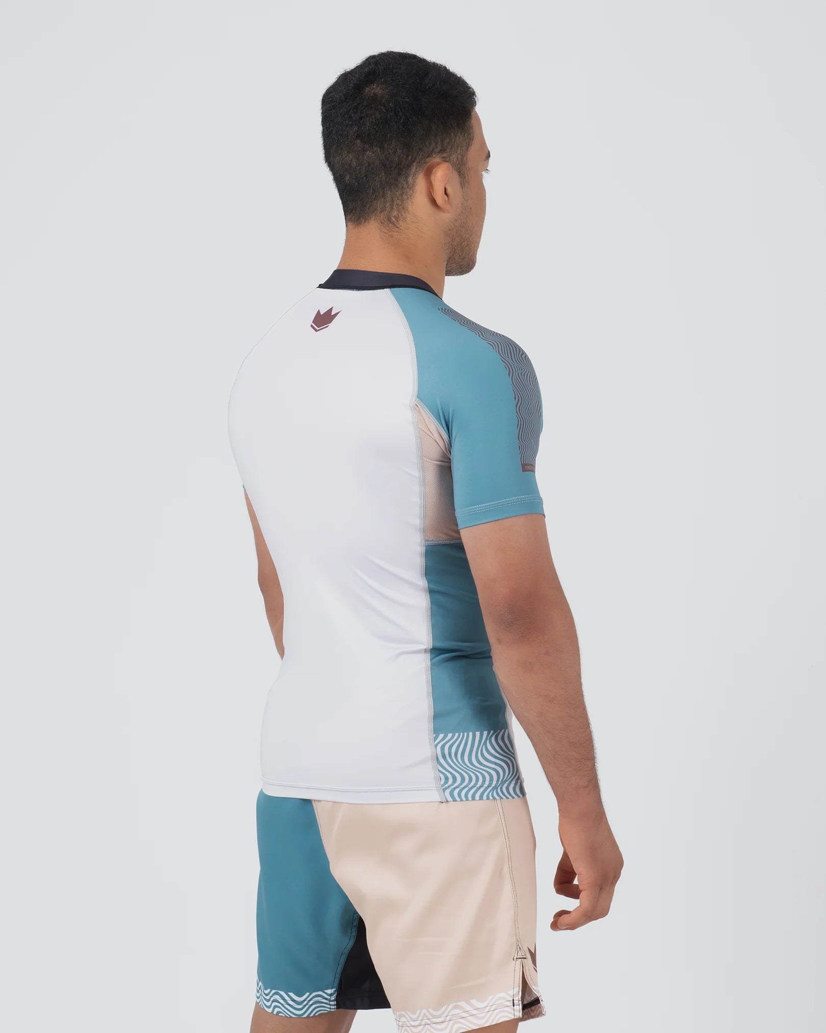 Vista posteriore della rashguard Kingz Flow azzurra con grafiche interamente sublimate