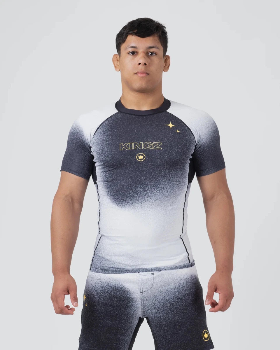Vue de face du rashguard Kingz Galaxy avec graphismes spatiaux pour Jiu Jitsu et MMA
