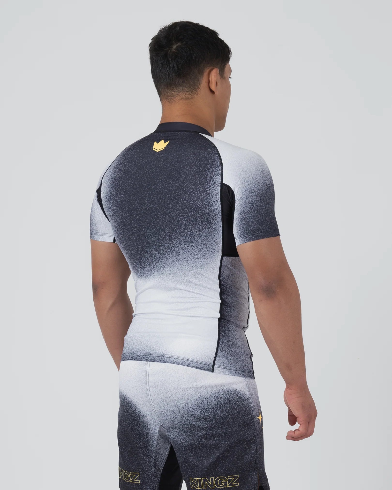 Vista posteriore della rashguard Kingz Galaxy con design interamente sublimato ad alta definizione