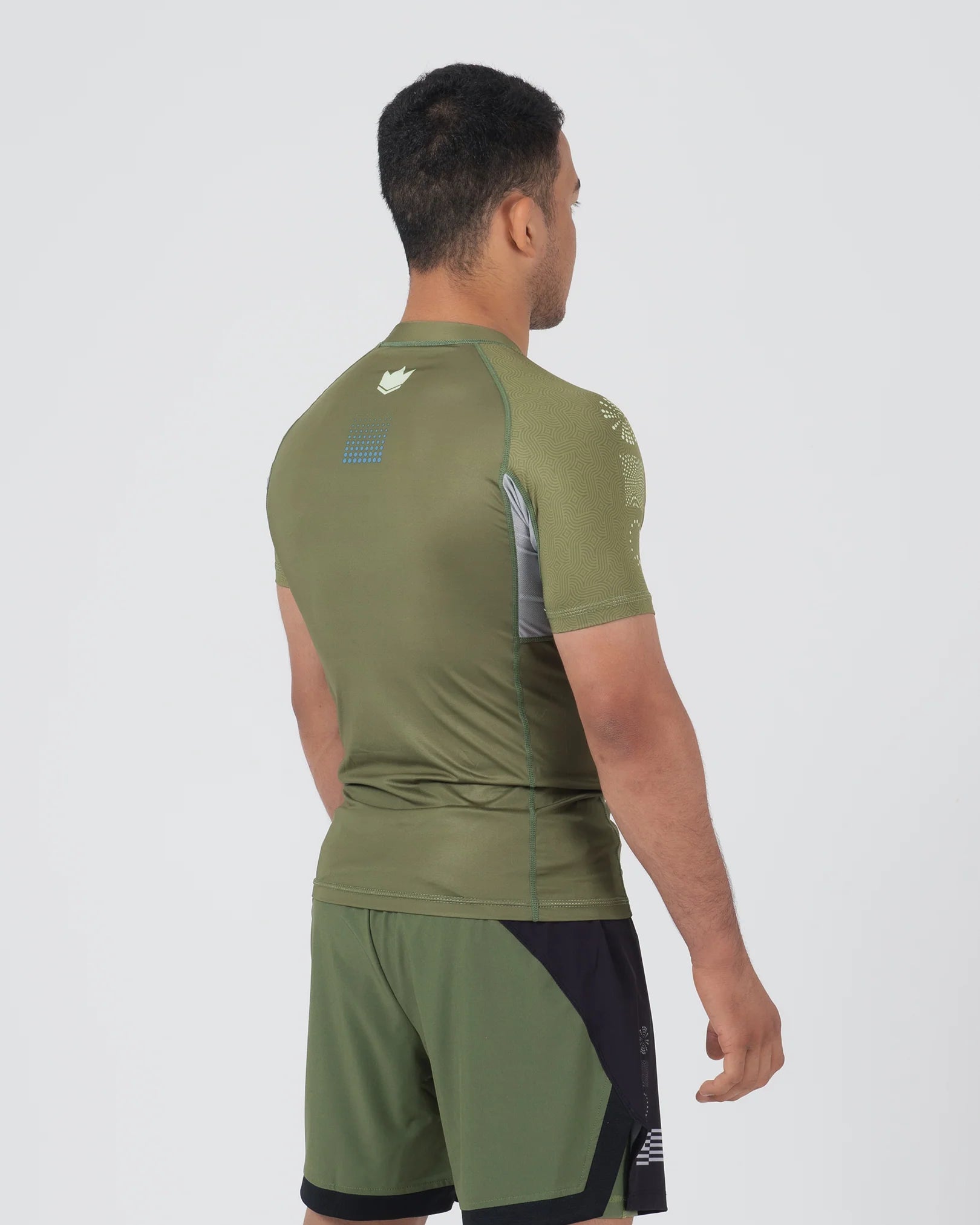 Vista posteriore della rashguard Kingz Trooper con grafiche interamente sublimate ad alta definizione