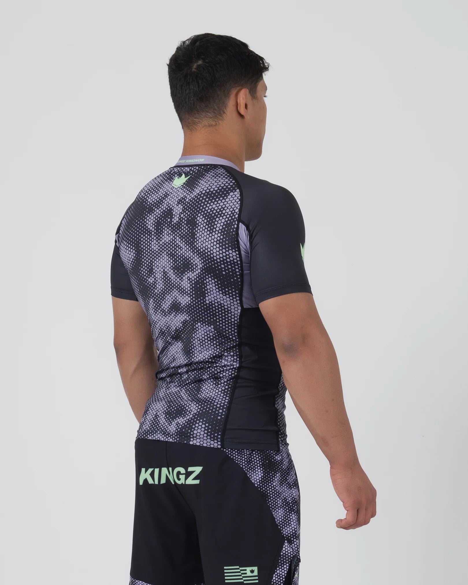 Vista posteriore della rashguard Kingz Viper con grafiche sublimate resistenti nel tempo