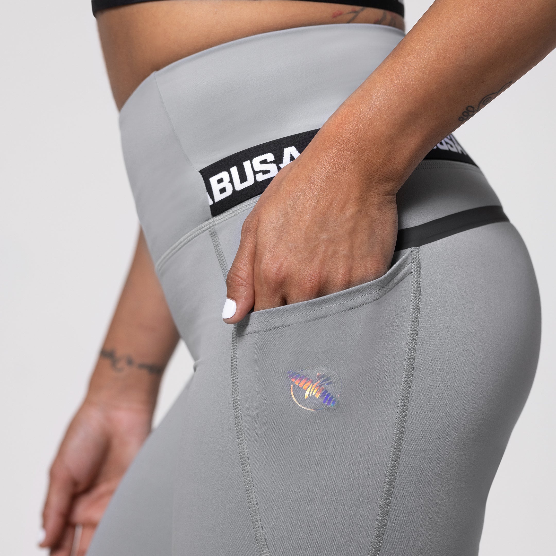 Particolare della pratica tasca laterale porta smartphone sui leggings grigi Hayabusa
