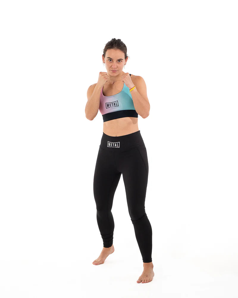 Dettaglio del materiale tecnico e cuciture dei leggings a compressione Metal Boxe